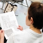 会場では朝来市内の詐欺被害を伝える新聞記事が配られた＝朝来市和田山町竹ノ内