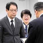 朝来市の藤岡勇市長（手前）から市まちづくり功績者表彰の賞状を受け取った＝同市役所