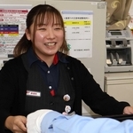 神戸西署長感謝状を受け取る秋定晏奈さん＝神戸学園西町郵便局