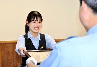 田中厳光署長（右）から感謝状を受ける工藤麗奈さん＝小野署