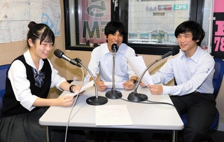 特殊詐欺被害の防止に向けて啓発ＣＭを収録する芦屋学園高校の放送部員＝西宮市池田町