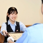 田中厳光署長（右）から感謝状を受ける工藤麗奈さん＝小野署