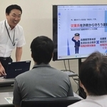 県警から提供されたスライドなどを通じ、同僚へ注意を呼びかけた上田容之さん＝三田市弥生が丘１