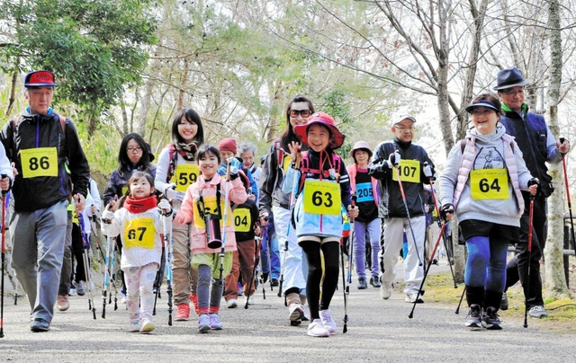 ノルディックウオークを楽しむ子どもたち＝三田市福島、２０１７年