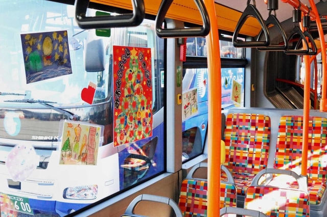 バスに飾られた市立園児らのイラスト＝三田市ゆりのき台６