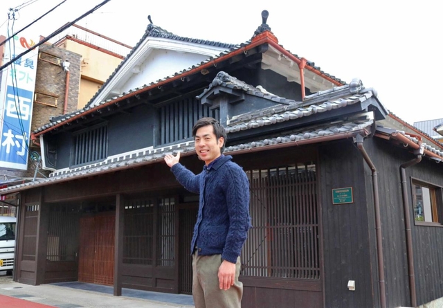 「ＩＷＡＫＩ」の前に立つ神田光伸さん＝三田市中央町