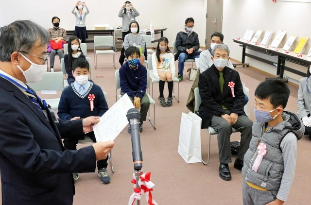 表彰式に臨んだ入賞者ら＝三田市立図書館本館