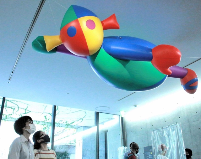 「サンダリーノ」のバルーン＝兵庫県立美術館