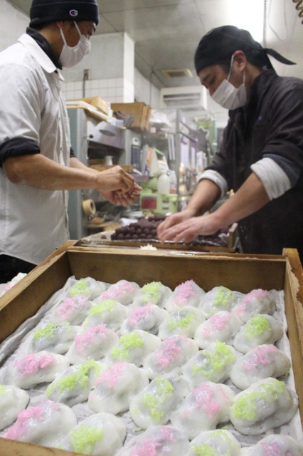 蒸したてで熱々の湯気が上がる米まんじゅう＝きねや菓舗