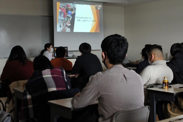 ドイツでの整形靴の製作工程について説明を受ける学生たち＝神戸医療福祉専門学校