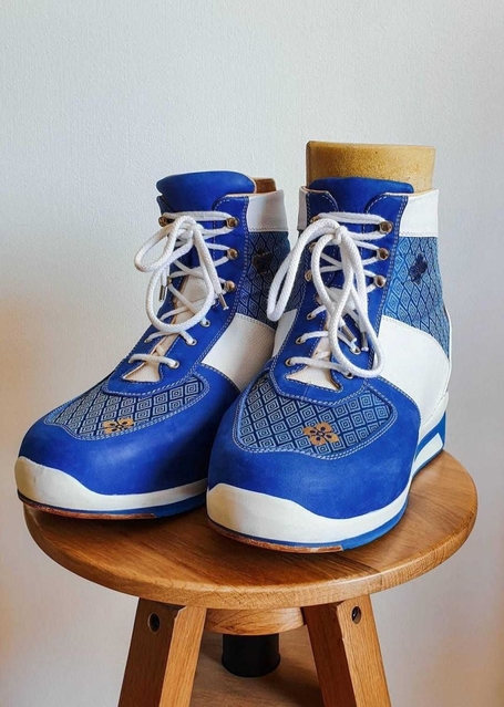 北川さんが作った整形靴。着物の生地を使用している（提供）