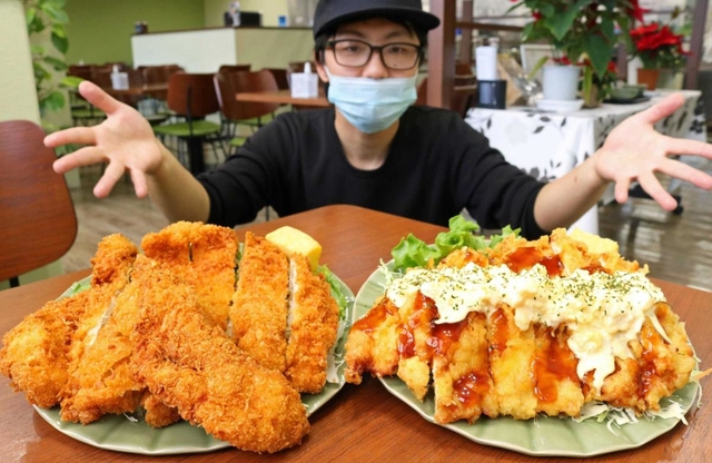 ジャンボチキンカツ（左）とジャンボチキン南蛮＝三田キッピー食堂