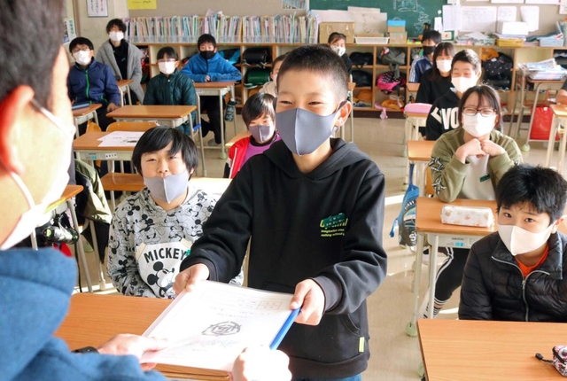 神戸新聞next 三田 家でもこまめに消毒を 三田の小学校など終業式