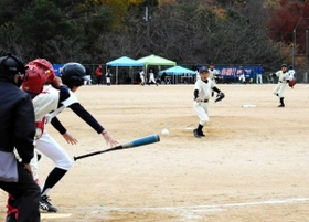 寒風の中で元気にプレーする選手たち＝今田グラウンド