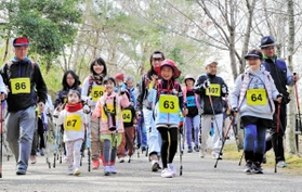 ノルディックウオークを楽しむ子どもたち＝三田市福島、２０１７年