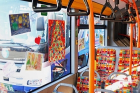 バスに飾られた市立園児らのイラスト＝三田市ゆりのき台６