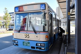 三田駅（北口）に停車中の東部行き阪急バス。現在は１日３往復を運行する＝三田市高次１