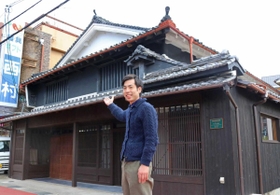 「ＩＷＡＫＩ」の前に立つ神田光伸さん＝三田市中央町