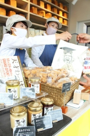 食パンに合うように厳選したジャムなども販売＝三田市下井沢