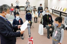 表彰式に臨んだ入賞者ら＝三田市立図書館本館