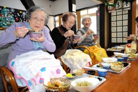 新そばに舌鼓を打つデイサービスの利用者ら＝三田市屋敷町