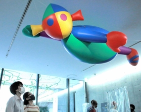 「サンダリーノ」のバルーン＝兵庫県立美術館