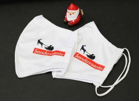 マスクには「Ｓａｎｄａ×ｓａｎｔａ」とプリントされている
