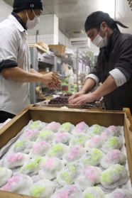 蒸したてで熱々の湯気が上がる米まんじゅう＝きねや菓舗