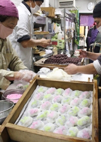 蒸したてで熱々の湯気が上がる米まんじゅう＝きねや菓舗