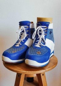 北川さんが作った整形靴。着物の生地を使用している（提供）