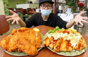 ジャンボチキンカツ（左）とジャンボチキン南蛮＝三田キッピー食堂