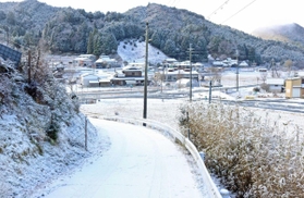 今季初めての積雪＝三田市母子