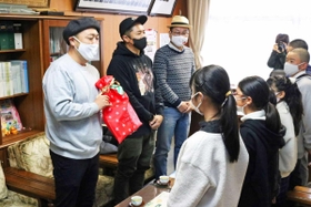 映画公開を受けて高平小学校を訪問したＥＴ－ＫＩＮＧのコシバＫＥＮさん（左端）、ＫＬＵＴＣＨさん（左から２人目）