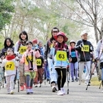 ノルディックウオークを楽しむ子どもたち＝三田市福島、２０１７年