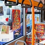 バスに飾られた市立園児らのイラスト＝三田市ゆりのき台６