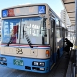 三田駅（北口）に停車中の東部行き阪急バス。現在は１日３往復を運行する＝三田市高次１