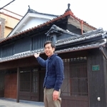 「ＩＷＡＫＩ」の前に立つ神田光伸さん＝三田市中央町