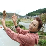 日本舞踊の舞のようにしてジネンジョを持つ眞造芽子さん＝三田市母子