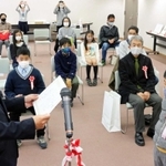 表彰式に臨んだ入賞者ら＝三田市立図書館本館