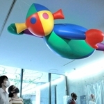 「サンダリーノ」のバルーン＝兵庫県立美術館