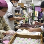 蒸したてで熱々の湯気が上がる米まんじゅう＝きねや菓舗