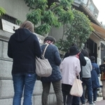 コロナ対策で間隔を置きながらできた長蛇の列＝きねや菓舗