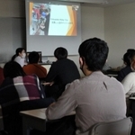 ドイツでの整形靴の製作工程について説明を受ける学生たち＝神戸医療福祉専門学校