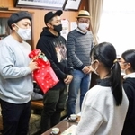 映画公開を受けて高平小学校を訪問したＥＴ－ＫＩＮＧのコシバＫＥＮさん（左端）、ＫＬＵＴＣＨさん（左から２人目）