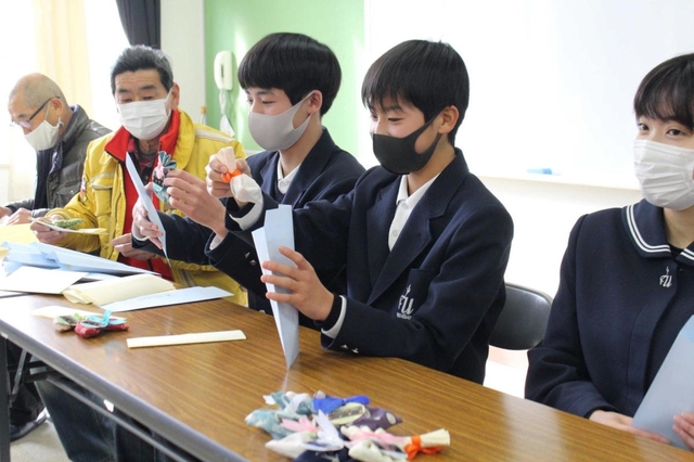 封筒に匂い袋を詰める生徒ら＝上野台中学校