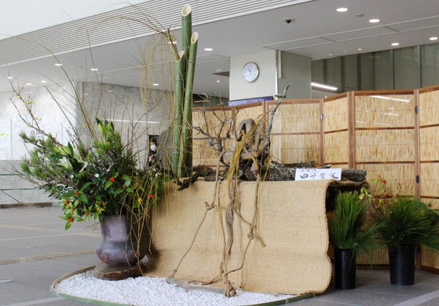 １階入り口で市民を迎える生け花＝三田市役所