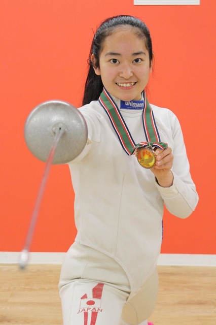 ジュニアオリンピックのメダルを持つ西岡瞳さん＝三田市