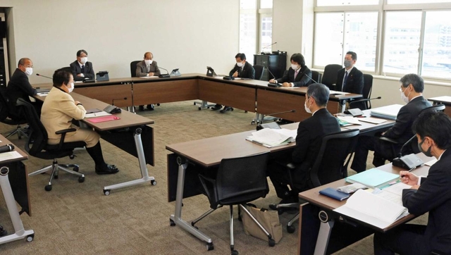 三田市民病院の医療体制について議論する市議ら＝市役所