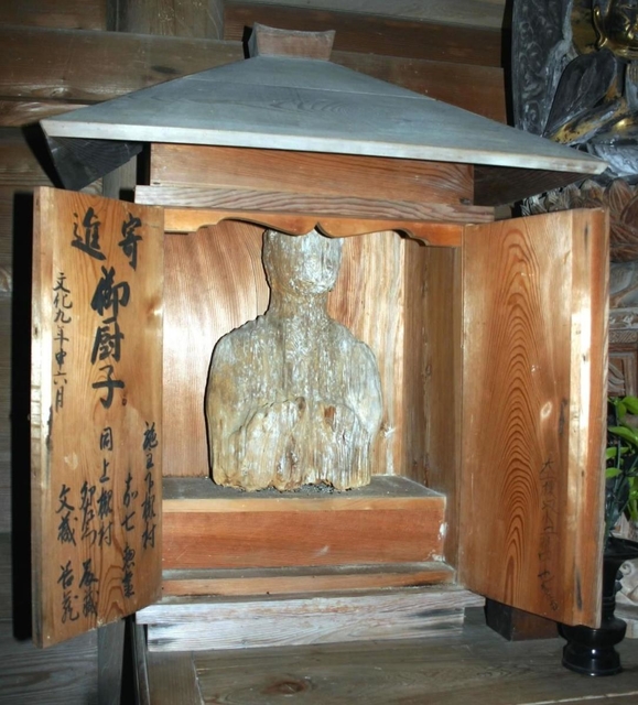 多宝塔に奉られている木製仏像＝三田市下槻瀬、深谷山蓮花寺