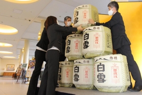 酒だるを準備する従業員＝ザ・セレクトンプレミア神戸三田ホテル